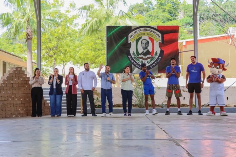 Alcalde de Badiraguato visita secundaria y revisa necesidades del plantel