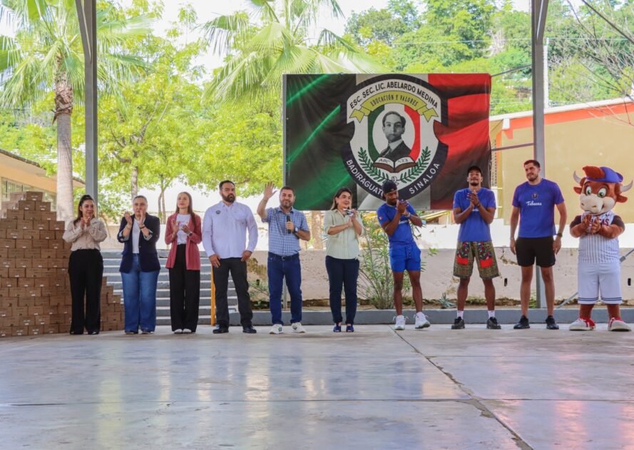 Alcalde de Badiraguato visita secundaria y revisa necesidades del plantel